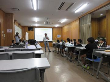 環境についての話を児童が聞いている様子